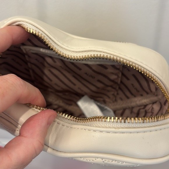 NWT Aldo Cream Heart Quilted Lips Crossbody Bag with Gold Chain - Picture 6 of 7